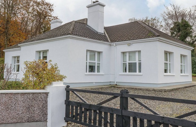 DONROSS COTTAGE, family friendly in Pontoon, County Mayo