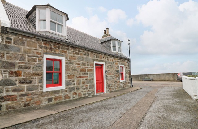 DOOKERS' HOOSE, family friendly, character holiday cottage in Cullen