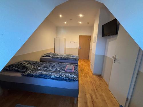 Doppelzimmer-Bad-Kühlschrank TV-18