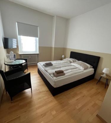 Doppelzimmer mit Bad-TV-Külschrank 9
