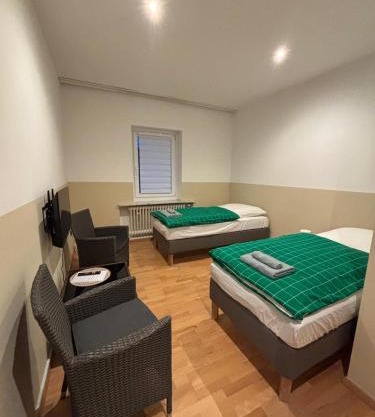 Doppelzimmer-TV-Bad- Kühlschrank-8