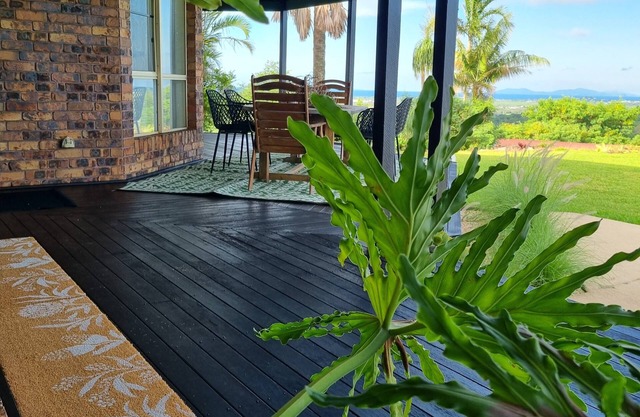 Doug's Place - Spectacular Views + Tennis Court
