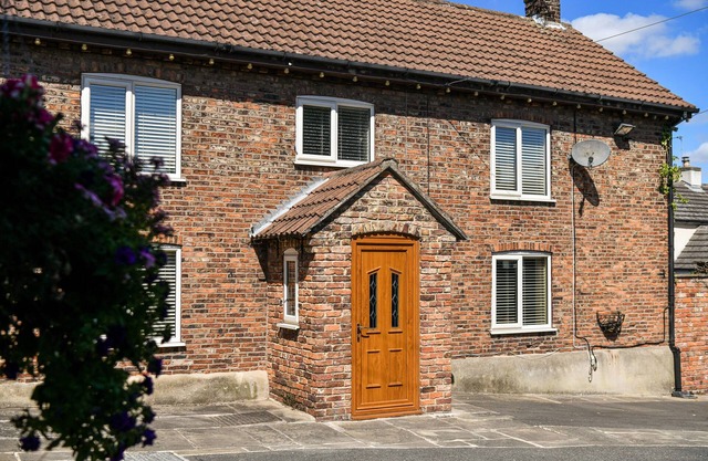 DOVECOTE FARM HOUSE, family friendly, with open fire in Snaith