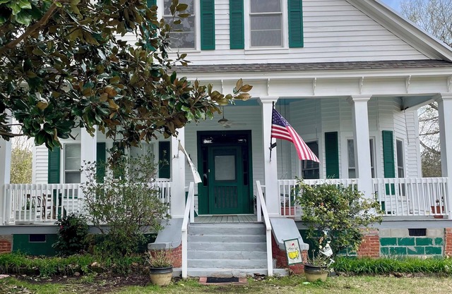 “Down Home” - Charming Antebellum Farm House