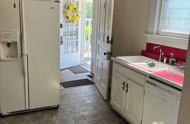 Downstairs Studio apartment in delightful Anniston with WiFi, AC