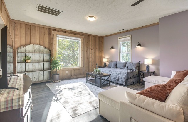 Downtown Condo ~ 23 Mi to Hocking Hills State Park