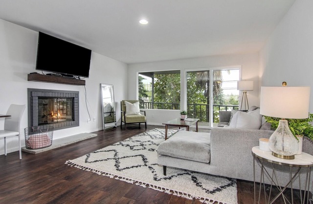 Downtown Kirkland - Modern 3rd Street Retreat