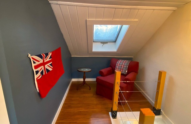Dragonfly Cottage: An airy 2-bedroom cottage in delightful Brooklin with WiFi