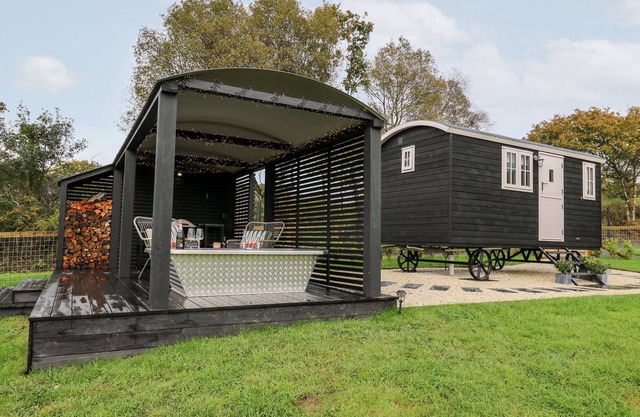 DRAGONFLY SHEPHERD'S HUT, pet friendly, with a garden in Aberaeron