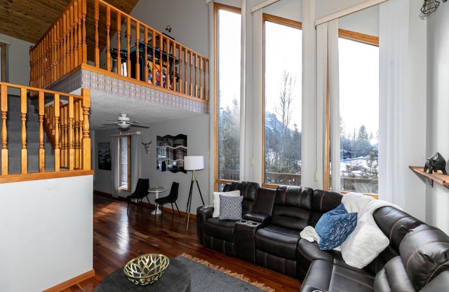Dream 4-Br 4-Ba Chalet | Private Hot Tub | 2 min to Jasper National Park Gates