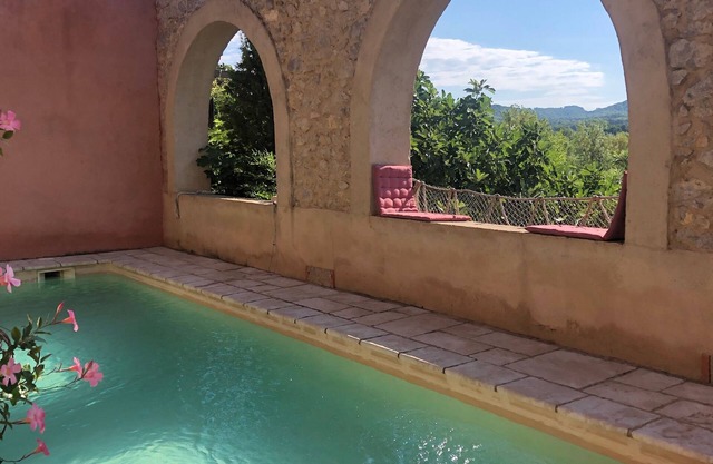 Dream loft in 19th century chai, with 2 hectares of nature and beautiful beaches 8 kms away.