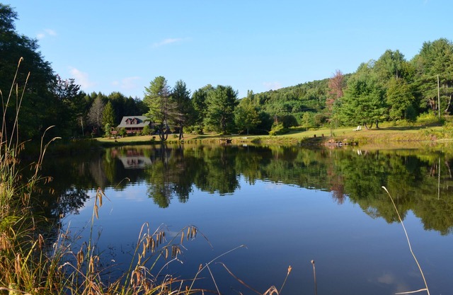 DREAM LOG CABIN 110 Acres/Hot Tub/5 Minutes to the slopes/pond/river/internet