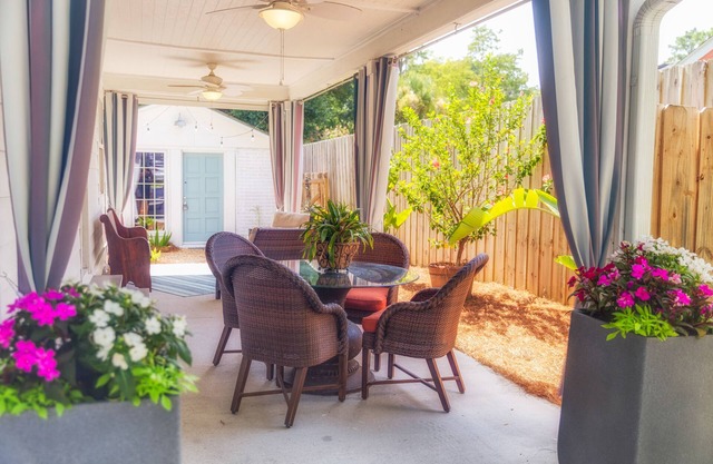 DREAMWOOD - a historic district Designer's Cottage with private courtyard