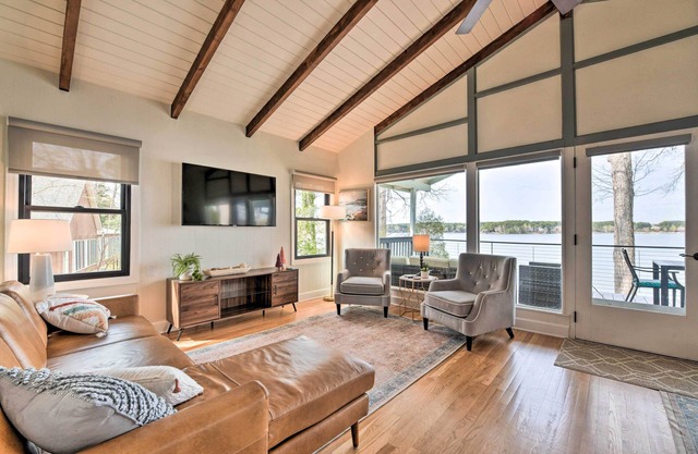Dreamy Lake Norman Cottage w/Panoramic Lake Views