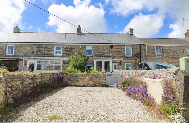 DRIFTWOOD COTTAGE, family friendly, with open fire in Helston