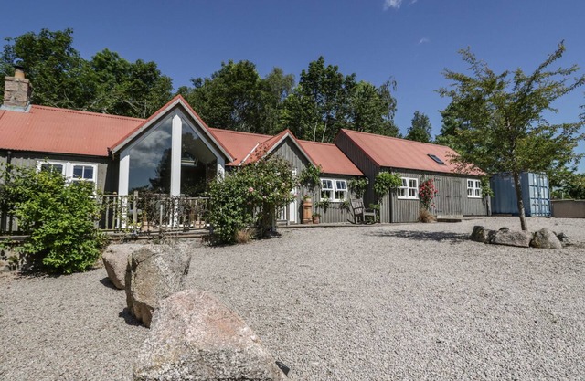 DRUMHEAD BOTHY, pet friendly, character holiday cottage in Aboyne
