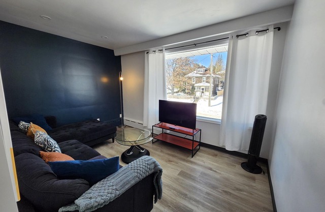 DT modern 2 bedroom Apt - Laundry+Parking