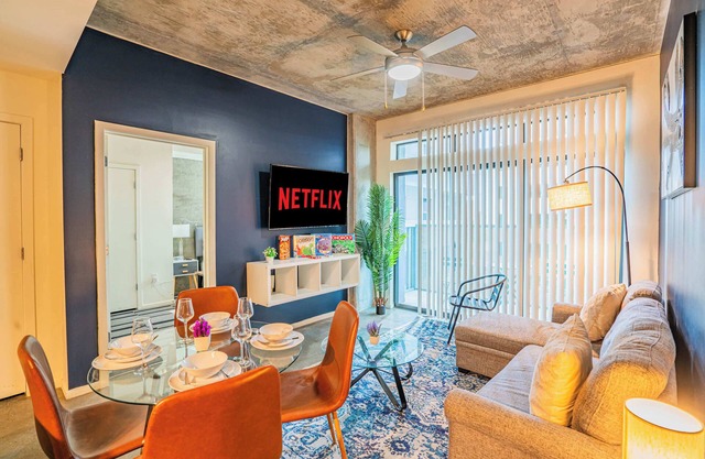 DT PHX Getaway with Balcony + Pool + Gym and W/D