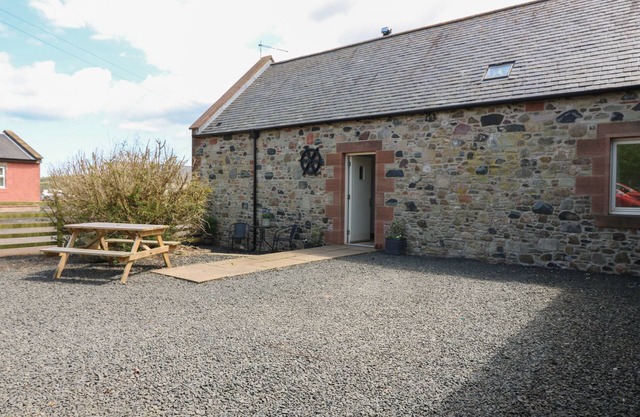 DUBH SGEIR ANNEX, romantic, character holiday cottage in Chirnside