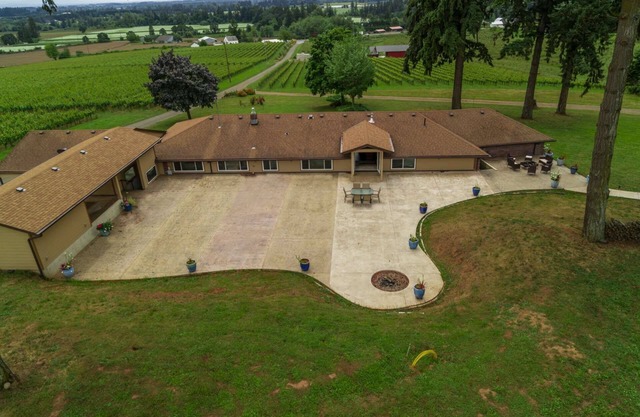 Dundee Wine Country Estate, Single Lvl, Huge Patio, Vineyard Views, Free Tastings, Foosball, FirePit