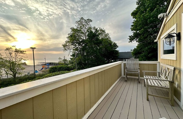 Dunes Beach House: Hot Tub and Steps to Beach