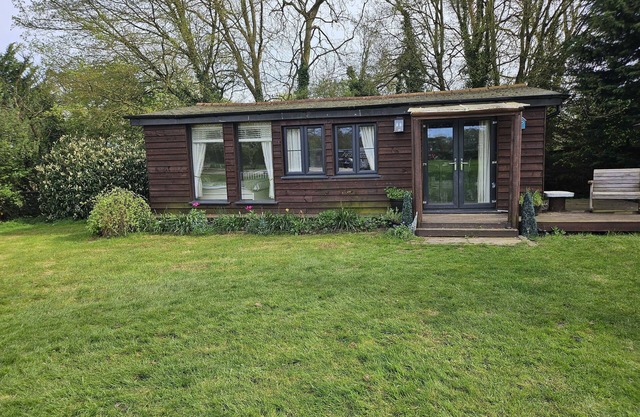 Dunmow 1-Bed Cabin, Sleeps 4, 10 mins to Stansted