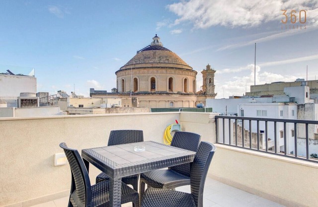 Duplex 2BR penthouse with Balcony, Rooftop & Views