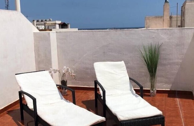 DUPLEX PENTHOUSE WITH ROOFTOP TERRACE!