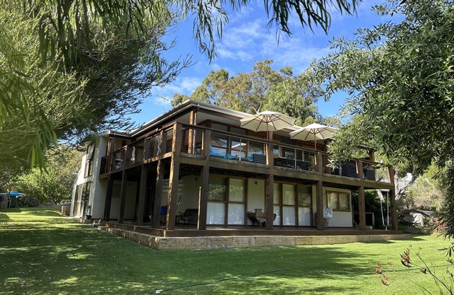Eagle Bay holiday home very close to beach