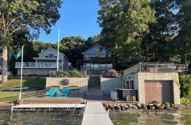 Eagle Lake Paradise! Close to ND!nEnjoy kayaking, hot tub and Sunset views!