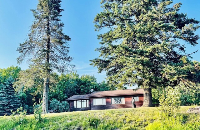 EAGLE LODGE - Large log cabin on the E. Fork of Chippewa River