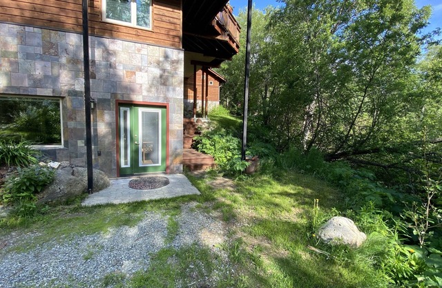 Eagle Peak Guesthouse/Deluxe studio/wilderness stay without the travel hardship