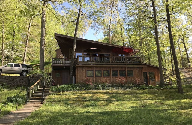 Eagle Point Hideout is a 2300 sqft 4 bedroom Cedar home with picturesque views.