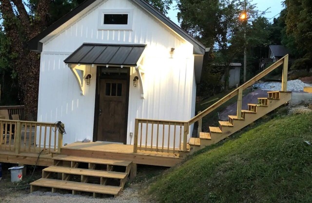 Eagle's Nest Cottage on Center Hill Lake with private path to the water's edge.