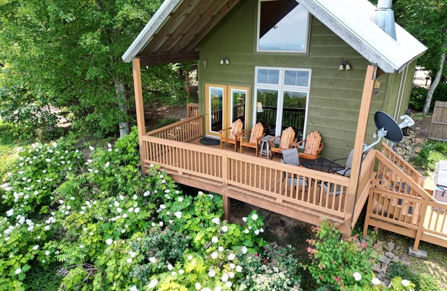Eagles Nest Cabin – Bluff Views & Hot Tub!