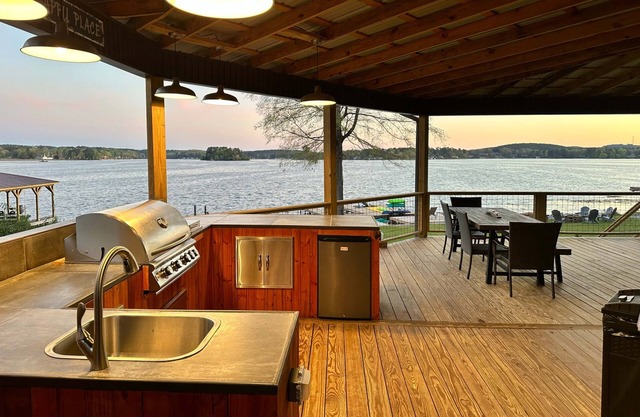 Eagles Nest on Lay Lake: Firepit & Stunning Views