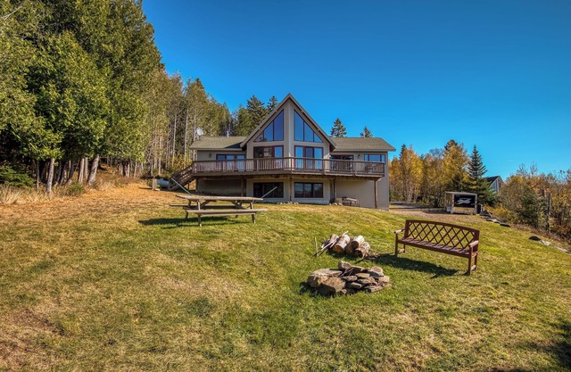 Eagles Rest - If you are looking for stunning mountain and lake views, this is the cabin for you