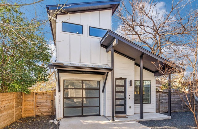 East Austin Hideaway 2-bedroom house with AC and Google Fiber
