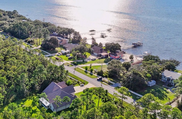 East Bay Lodge- Huge Family Home Minutes From Beach and Golf- Pet Friendly - Huge Lot w/Fruit Trees