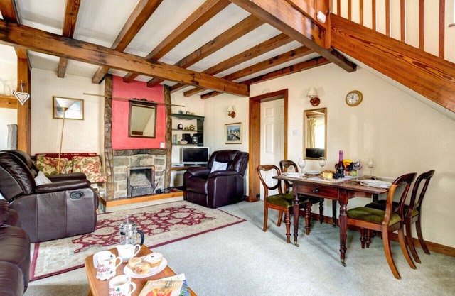 East Cottage - Two Bedroom House, Sleeps 4