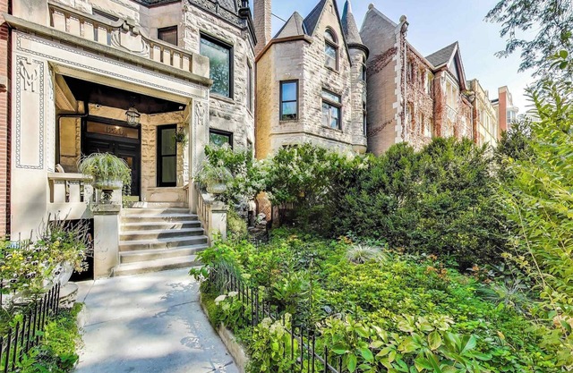 East Lincoln Park Gem: Spacious 4BR apartment with modern amenities.