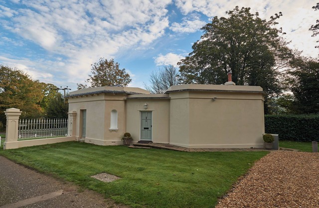 EAST LODGE, pet friendly, character holiday cottage in Fordingbridge