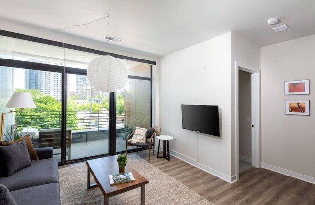 East Side Luxury 1BR Apt - Near Brady St with Balcony and Lounge