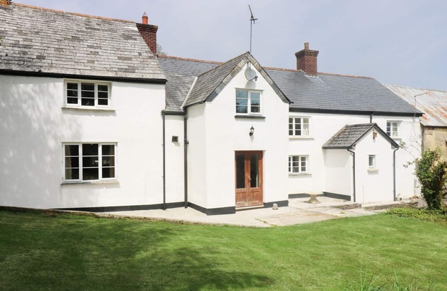 EASTCOTT FARMHOUSE, family friendly, with a garden in Whitstone