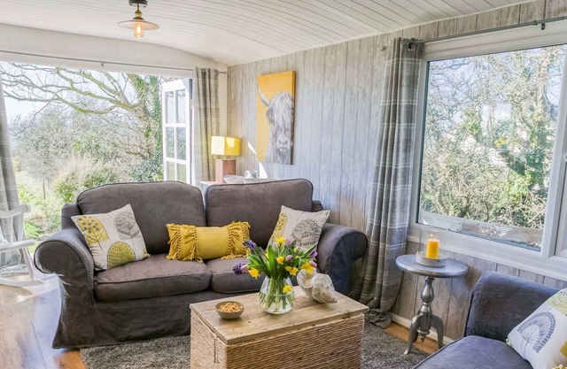Easter Cabin - a remote that sleeps 4 guests in 2 bedrooms