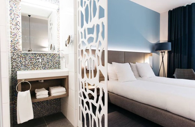 Easy Comfort with Quick Access to Attractions! Onsite Dining and Parking!