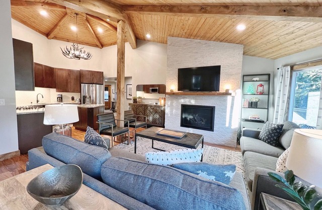 Echo Summit Cabin: Family Friendly - Modern - Hot Tub - River - Fire Pit!