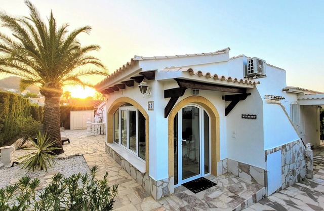 Economical solar house in La Sella with sea view, air conditioning, gas heating.