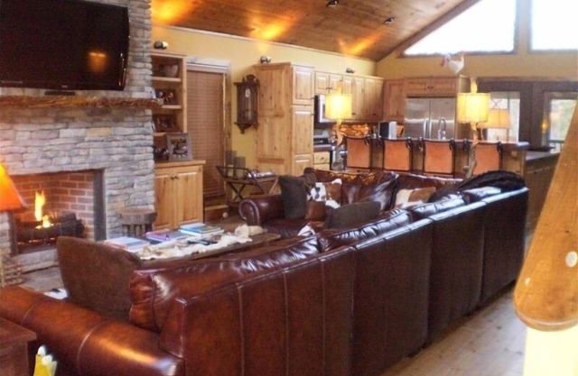Eden Isle Cabin in Heber Springs Sleeps 12, 10 Beds at Greers Ferry Lake 4B,3BA