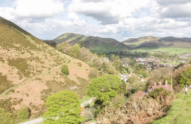 EDGE VIEW, family friendly, with open fire in Church Stretton